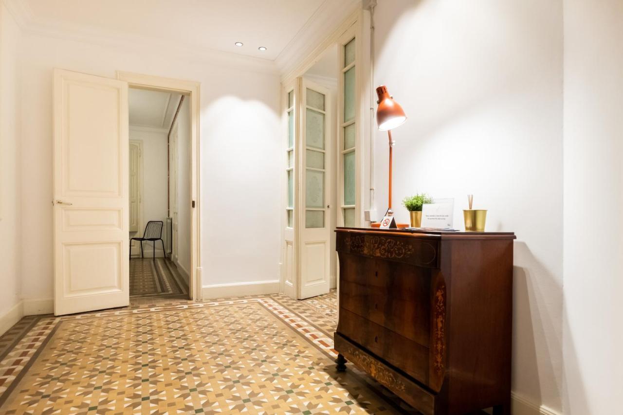 B42 - Modernist Apartment For Large Groups In Eixample Barcelona Eksteriør bilde