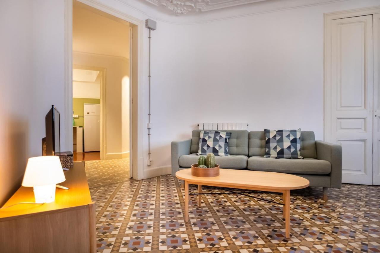 B42 - Modernist Apartment For Large Groups In Eixample Barcelona Eksteriør bilde
