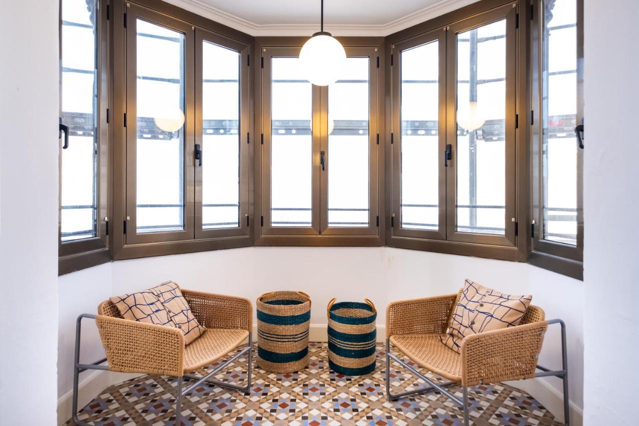 B42 - Modernist Apartment For Large Groups In Eixample Barcelona Eksteriør bilde