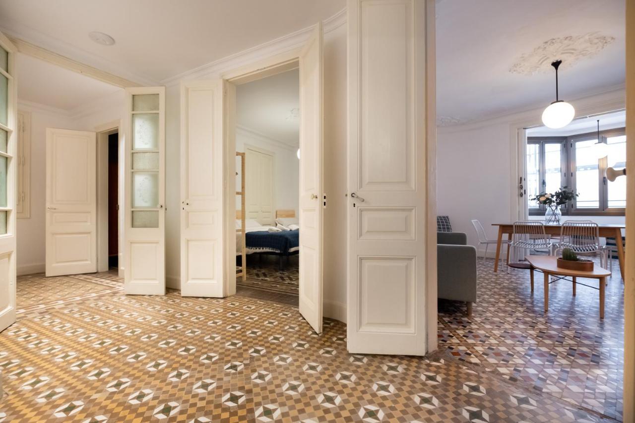 B42 - Modernist Apartment For Large Groups In Eixample Barcelona Eksteriør bilde